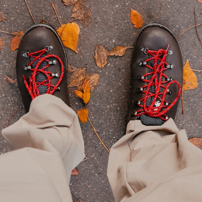 Vue de dessus de chaussures outdoor femme ou homme Galibier Super Rando Low en cuir marron sur un sol couvert de feuilles mortes d'automne. Sport de plein air