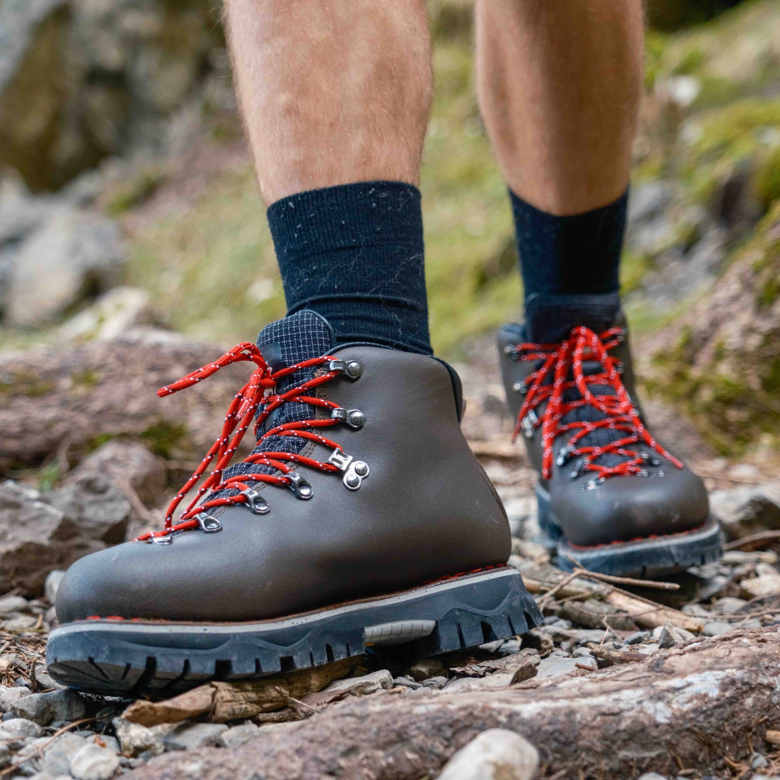 Chaussure outdoor homme tige mid en cuir marron Galibier posée en appui stable sur un bloc de rocher humide.