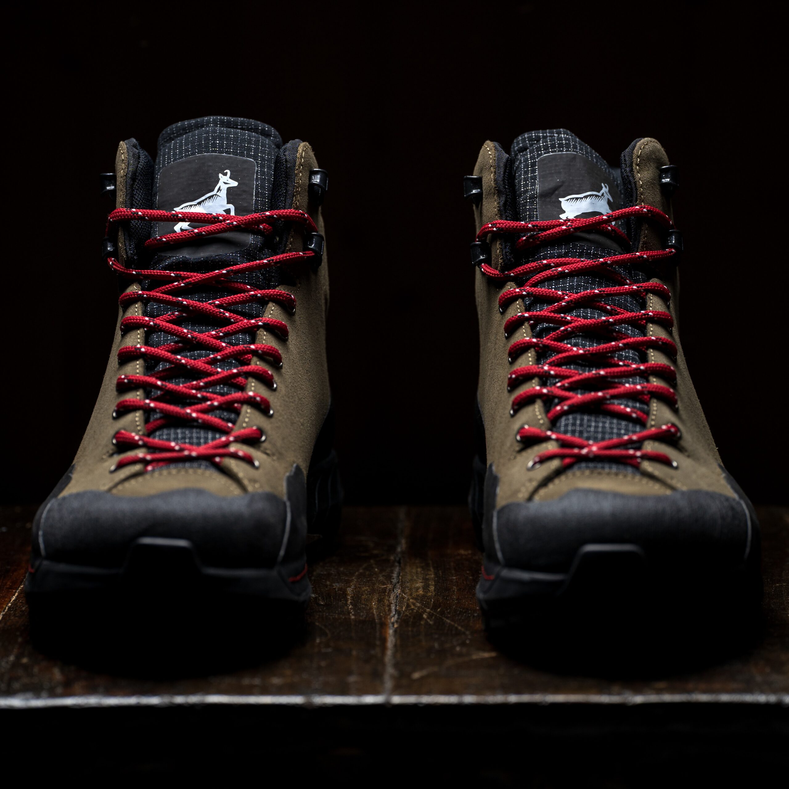 Paire de chaussures de randonnée mi-hautes Galibier Super Varappe Mid de face sur une table en bois sombre.