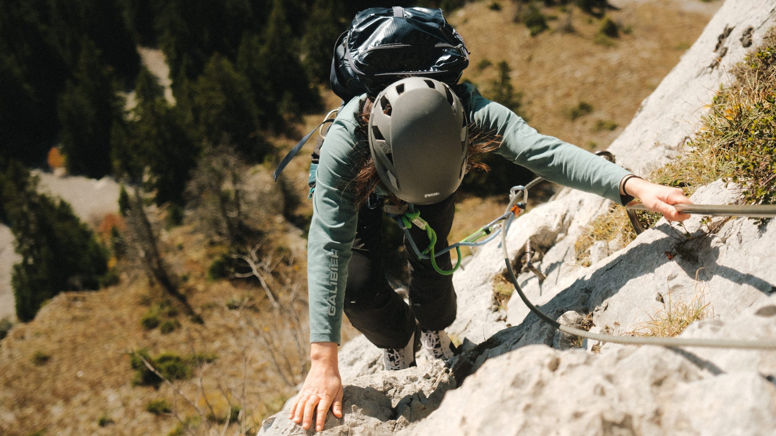 Chaussure outdoor femme Galibier Super Varappe Mid grise en action sur la via ferrata