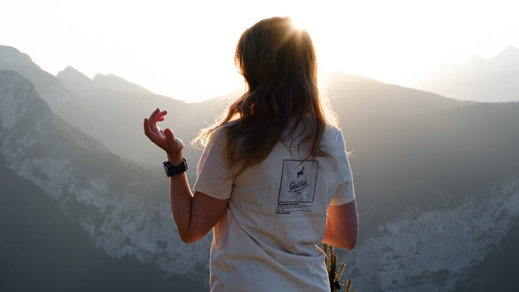 Randonneuse avec t-shirt Galibier sur un sommet de massif - chaussure trekking femme