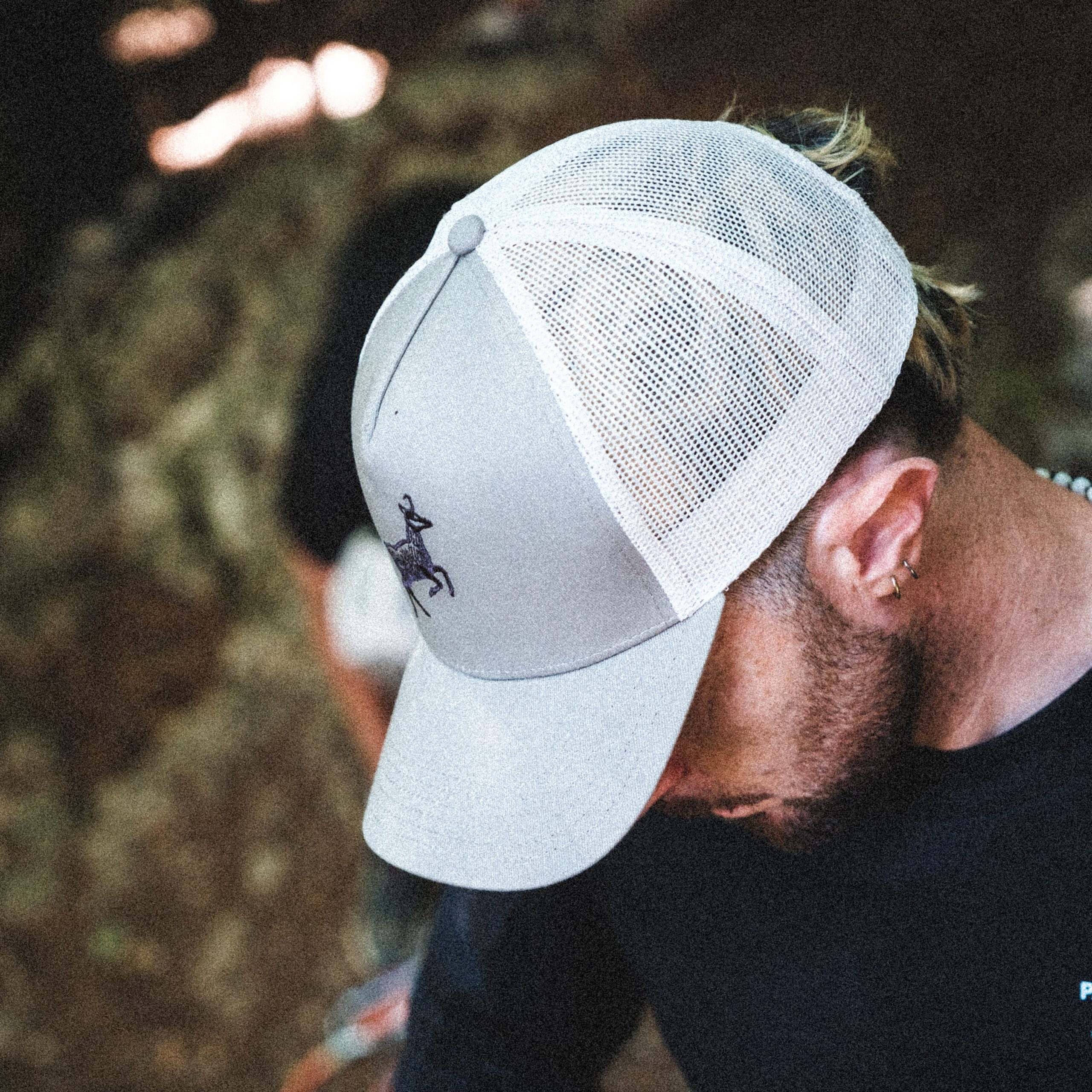 Casquette outdoor Galibier beige de type trucker avec broderie chamois et filet respirant blanc sur fond blanc. Sport de plein air